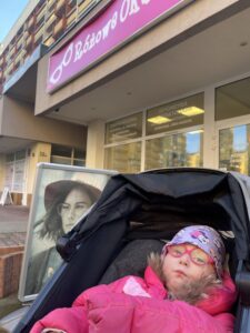 Zosia w okularach i soczewkach kontaktowych