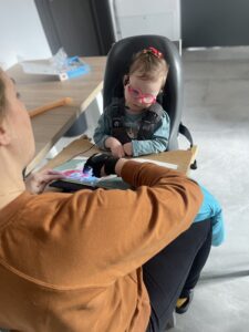 Zosia podczas zajęć AAC