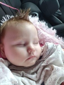 Zosia w podróży na turnus rehabilitacyjny, przygotowana do rozpoczęcia terapii MEDEK.