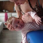 Rehabilitacja Zosi podczas terapii MEDEK turnus rehabilitacyjny wspierający rozwój motoryki dużej.