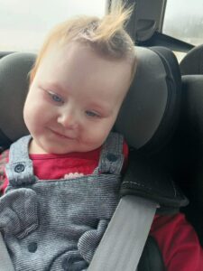 Zosia w specjalistycznym foteliku przygotowana do wyjazdu na rehabilitację MEDEK.