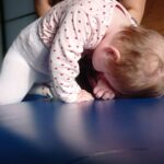 Zosia wykonuje ćwiczenia terapii MEDEK jako część intensywnej rehabilitacji.