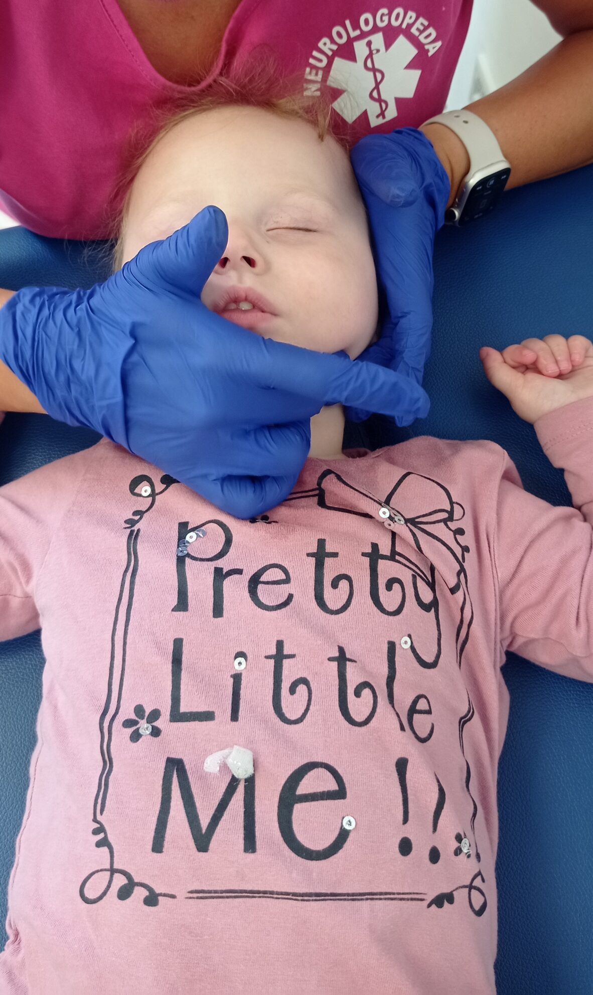 rozluźnianie mięśni żuchwy przez terapeutę neurologopedię 