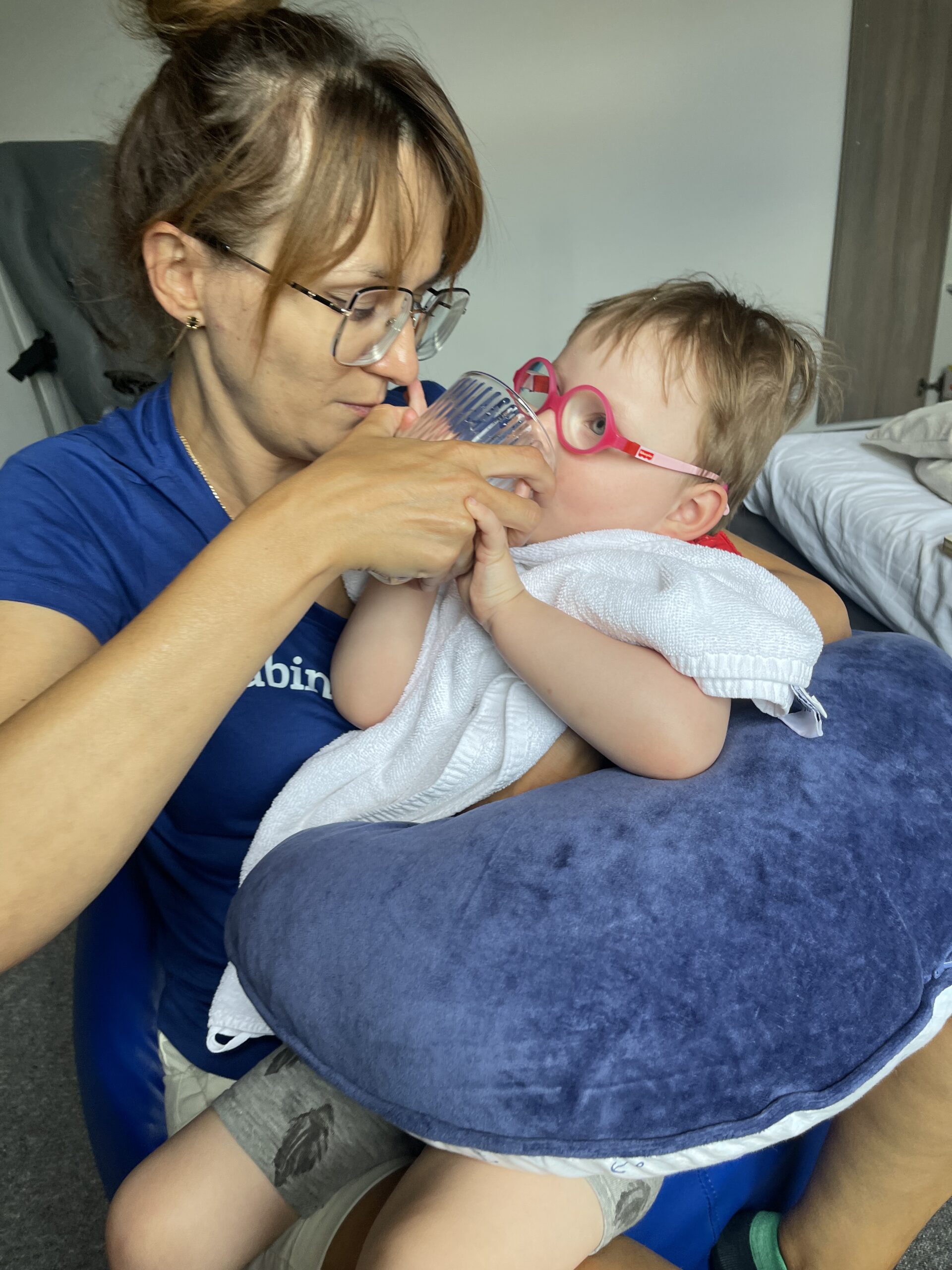 Ćwiczenia języka na boki wspomagające przesuwanie pokarmu w buzi oraz pobieranie płynów czyli rozszerzanie diety